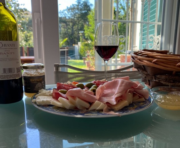 Italian charcuterie board -  Tagliere di salumi e formaggi italiani