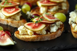Figs with prosciutto - Savoury Fig Recipes