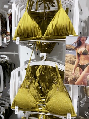 Minimalist 90s Triangle Bikinis - Beachwear trends